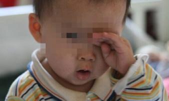 Bé trai 2 tuổi suýt bị mù vĩnh viễn chỉ vì bố mẹ 'lười' Bé trai 2 tuổi suýt bị mù vĩnh viễn chỉ vì bố mẹ 'lười'