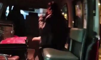 Vụ trẻ sơ sinh rơi ở chung cư Linh Đàm: Đưa cô gái trẻ nghi mẹ cháu bé vào bệnh viện Vụ trẻ sơ sinh rơi ở chung cư Linh Đàm: Đưa cô gái trẻ nghi mẹ cháu bé vào bệnh viện