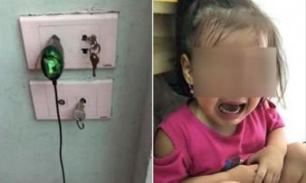 Để con chơi chìa khoá gần ổ điện, bố mẹ ân hận vì bé suýt bị tử thần đoạt mạng Để con chơi chìa khoá gần ổ điện, bố mẹ ân hận vì bé suýt bị tử thần đoạt mạng