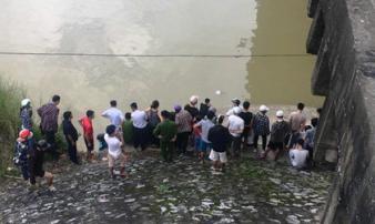 Nam sinh lớp 9 bỏ xe đạp trên cầu, nhảy xuống sông tự tử Nam sinh lớp 9 bỏ xe đạp trên cầu, nhảy xuống sông tự tử