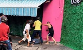 Đâm gục chủ tiệm gạo, khống chế người khác làm con tin Đâm gục chủ tiệm gạo, khống chế người khác làm con tin
