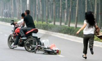Cướp táo tợn tại Sài Gòn: Cô gái bị thanh niên dùng roi điện đánh vào đầu, giật túi xách Cướp táo tợn tại Sài Gòn: Cô gái bị thanh niên dùng roi điện đánh vào đầu, giật túi xách