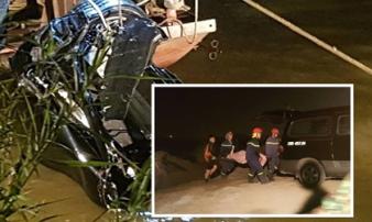 Ôtô mất lái rơi xuống sông Hồng: Tìm thấy hai thi thể, một nam và một nữ trong xe Ôtô mất lái rơi xuống sông Hồng: Tìm thấy hai thi thể, một nam và một nữ trong xe