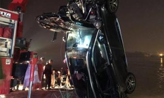 Phút bẻ lái định mệnh của ô tô Mercedes trước khi lao xuống sông qua lời nhân chứng Phút bẻ lái định mệnh của ô tô Mercedes trước khi lao xuống sông qua lời nhân chứng