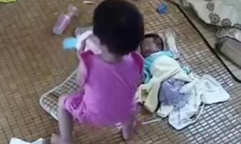 Bé gái 10 tuổi kể lại việc cố tình giết em bé 6 tháng khiến ai cũng rùng mình Bé gái 10 tuổi kể lại việc cố tình giết em bé 6 tháng khiến ai cũng rùng mình
