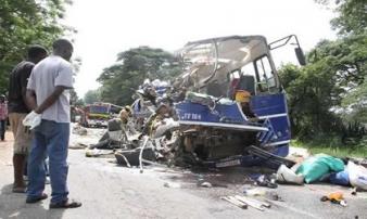Hai xe bus đâm nhau kinh hoàng, gần 120 người thương vong Hai xe bus đâm nhau kinh hoàng, gần 120 người thương vong