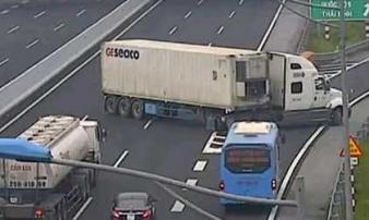 Tài xế khai lý do lái xe container chạy ngược chiều trên cao tốc Hà Nội- Hải Phòng Tài xế khai lý do lái xe container chạy ngược chiều trên cao tốc Hà Nội- Hải Phòng