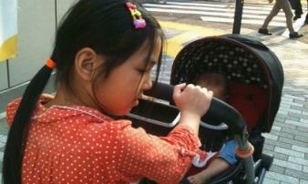 Mẹ Nhật Linh: Chồng tôi bảo 'Chắc con lạnh lắm, hay mình bầu', không ngờ đẻ con gái Mẹ Nhật Linh: Chồng tôi bảo 'Chắc con lạnh lắm, hay mình bầu', không ngờ đẻ con gái