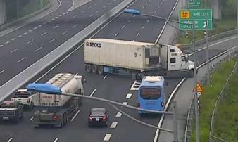 Phẫn nộ: Xe container chạy ngược chiều kiểu giết người trên cao tốc Phẫn nộ: Xe container chạy ngược chiều kiểu giết người trên cao tốc