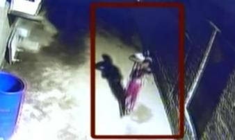 Bị bắt cóc giữa đêm, bé gái giả chết lừa yêu râu xanh để thoát thân Bị bắt cóc giữa đêm, bé gái giả chết lừa yêu râu xanh để thoát thân