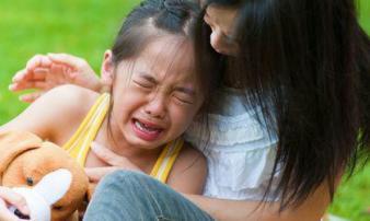 Bé gái 6 tuổi mắc bệnh phụ khoa, cảnh báo cha mẹ đừng cho trẻ ăn mặc kiểu tai hại Bé gái 6 tuổi mắc bệnh phụ khoa, cảnh báo cha mẹ đừng cho trẻ ăn mặc kiểu tai hại