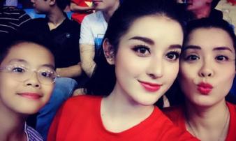 Ngắm nhan sắc 3 mỹ nhân 'cháy hết mình' cổ vũ đội tuyển Việt Nam Ngắm nhan sắc 3 mỹ nhân 'cháy hết mình' cổ vũ đội tuyển Việt Nam