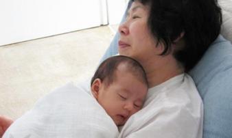 Đứa trẻ ngủ với bà khác với ngủ với mẹ, 10 năm sau nhận ra đã quá muộn Đứa trẻ ngủ với bà khác với ngủ với mẹ, 10 năm sau nhận ra đã quá muộn