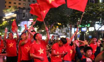 Việt Nam thắng Philippines: Rực màu cờ Tổ quốc nhuộm đỏ hồ Gươm Việt Nam thắng Philippines: Rực màu cờ Tổ quốc nhuộm đỏ hồ Gươm