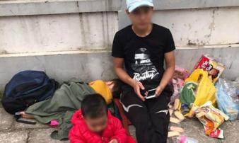 Hình ảnh chồng bế 2 con nhỏ lên Hà Nội, lang thang tìm vợ bỏ nhà ra đi gây xôn xao MXH Hình ảnh chồng bế 2 con nhỏ lên Hà Nội, lang thang tìm vợ bỏ nhà ra đi gây xôn xao MXH