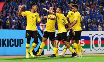 Sút hỏng penalty ở phút bù giờ, Thái Lan bị đá bay khỏi AFF Cup trong tột cùng cay đắng Sút hỏng penalty ở phút bù giờ, Thái Lan bị đá bay khỏi AFF Cup trong tột cùng cay đắng