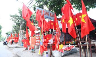 Phố phường Hà Nội ngập tràn cờ đỏ sao vàng trước trận Việt Nam - Philippines Phố phường Hà Nội ngập tràn cờ đỏ sao vàng trước trận Việt Nam - Philippines