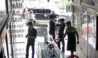 Bắt 'ông trùm' tổ chức tín dụng đen sẵn sàng chặt tay đàn em sai phạm Bắt 'ông trùm' tổ chức tín dụng đen sẵn sàng chặt tay đàn em sai phạm