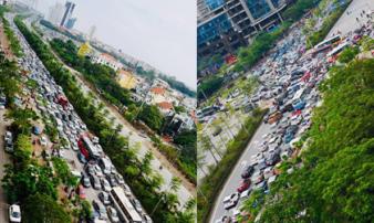 Kinh ngạc hàng trăm ô tô đứng sát nhau, kẹt cứng không lối thoát ở Hà Nội Kinh ngạc hàng trăm ô tô đứng sát nhau, kẹt cứng không lối thoát ở Hà Nội