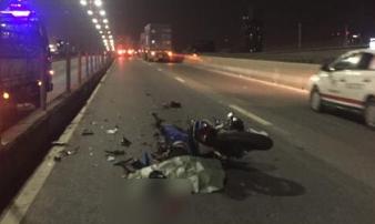 Cha và anh ôm thi thể em trai khóc ngất sau tai nạn trên cầu Sài Gòn Cha và anh ôm thi thể em trai khóc ngất sau tai nạn trên cầu Sài Gòn