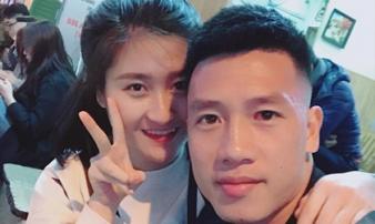 Lộ diện bạn gái cầu thủ Huy Hùng - người mở tỉ số cho Việt Nam hôm nay và câu chuyện tình 3 năm đẹp như mơ Lộ diện bạn gái cầu thủ Huy Hùng - người mở tỉ số cho Việt Nam hôm nay và câu chuyện tình 3 năm đẹp như mơ
