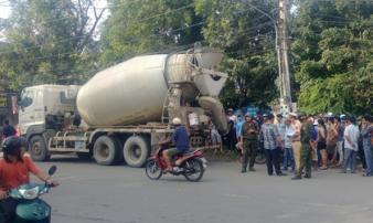 Mẹ điên loạn, gào thét khi thấy xe bồn cán chết con gái 6 tuổi Mẹ điên loạn, gào thét khi thấy xe bồn cán chết con gái 6 tuổi