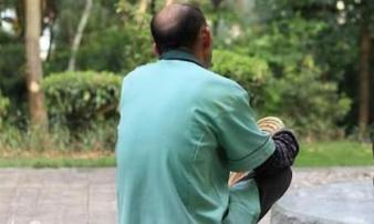 Kết hôn với cụ ông 65 tuổi, cô gái trẻ bất ngờ trở thành... mẹ của người yêu cũ Kết hôn với cụ ông 65 tuổi, cô gái trẻ bất ngờ trở thành... mẹ của người yêu cũ