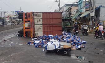 Sau tiếng nổ, container lật như phim, bia văng tứ tung trên Quốc lộ 1 Sau tiếng nổ, container lật như phim, bia văng tứ tung trên Quốc lộ 1