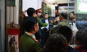 Có gì trong nhà Hưng 'kính', 'trùm quyền lực ngầm' khiến tiểu thương chợ Long Biên khiếp sợ Có gì trong nhà Hưng 'kính', 'trùm quyền lực ngầm' khiến tiểu thương chợ Long Biên khiếp sợ