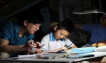 Trẻ sau khi ra khỏi trường, làm bài tập về nhà trước hay chơi trước, sự khác biệt quá lớn Trẻ sau khi ra khỏi trường, làm bài tập về nhà trước hay chơi trước, sự khác biệt quá lớn