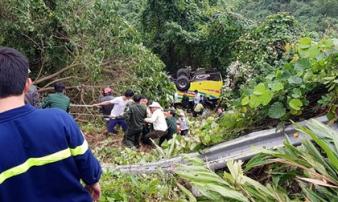 Xe khách rơi trên đèo Hải Vân, 21 sinh viên bị nạn Xe khách rơi trên đèo Hải Vân, 21 sinh viên bị nạn