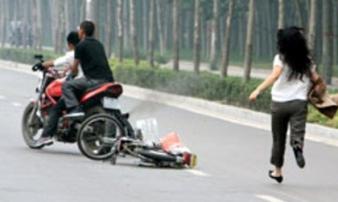 Băng cướp táo tợn chích roi điện vào cô gái trẻ rồi cướp xe ở Sài Gòn Băng cướp táo tợn chích roi điện vào cô gái trẻ rồi cướp xe ở Sài Gòn