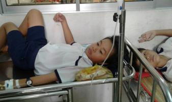 Hàng loạt học sinh tiểu học nhập viện sau khi súc miệng phòng sâu răng Hàng loạt học sinh tiểu học nhập viện sau khi súc miệng phòng sâu răng