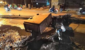 Hà Nội: Kinh hoàng xe bồn kéo đổ hàng loạt cột điện rồi bỏ chạy, khiến nhiều hộ dân mất điện Hà Nội: Kinh hoàng xe bồn kéo đổ hàng loạt cột điện rồi bỏ chạy, khiến nhiều hộ dân mất điện