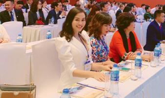 Nữ Hoàng Trần Huyền Nhung giản dị tham dự đại hội doanh nhân trẻ Phú Yên Nữ Hoàng Trần Huyền Nhung giản dị tham dự đại hội doanh nhân trẻ Phú Yên
