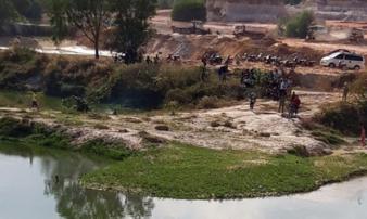 Mẹ đi tìm, đau đớn phát hiện thi thể con dưới hồ nước sâu Mẹ đi tìm, đau đớn phát hiện thi thể con dưới hồ nước sâu