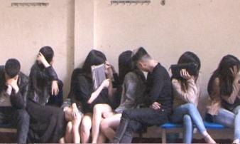 9 'chân dài' cùng 11 nam giới 'xõa' trong nhà nghỉ 9 'chân dài' cùng 11 nam giới 'xõa' trong nhà nghỉ