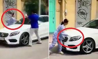 Người phụ nữ dùng búa đập phá Mercedes-Benz 2 tỷ thoát kiện Người phụ nữ dùng búa đập phá Mercedes-Benz 2 tỷ thoát kiện