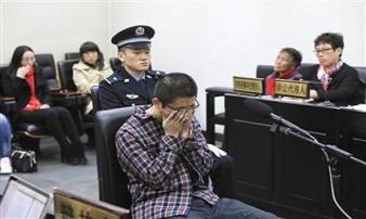 Làm chứng minh thư giả trốn truy nã, nam sinh viên quy án sau 20 năm Làm chứng minh thư giả trốn truy nã, nam sinh viên quy án sau 20 năm