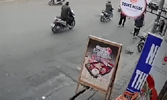 Clip: Giây phút “xế hộp” phóng như tên lao vào hàng loạt phương tiện trên phố Hà Nội Clip: Giây phút “xế hộp” phóng như tên lao vào hàng loạt phương tiện trên phố Hà Nội