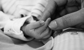Rớt nước mắt với bức thư gửi con sơ sinh vừa qua đời: Xung quanh ai cũng áp con vào ngực, riêng mẹ thì... Rớt nước mắt với bức thư gửi con sơ sinh vừa qua đời: Xung quanh ai cũng áp con vào ngực, riêng mẹ thì...