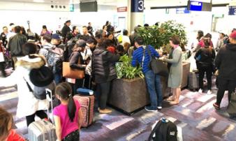 Nhiều khách Việt tố bị American Airlines bỏ rơi tại sân bay Hong Kong Nhiều khách Việt tố bị American Airlines bỏ rơi tại sân bay Hong Kong