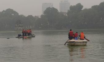 Sau khi tuyên bố 'đây là hồ của tôi', nam thanh niên nhảy xuống hồ Hoàn Kiếm mất tích Sau khi tuyên bố 'đây là hồ của tôi', nam thanh niên nhảy xuống hồ Hoàn Kiếm mất tích