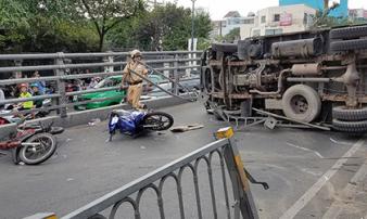 Xe tải “đại náo” cầu vượt thép ở Sài Gòn, nhiều người bị thương Xe tải “đại náo” cầu vượt thép ở Sài Gòn, nhiều người bị thương