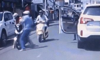 Đồng Nai: Mời tài xế đánh phụ nữ chở con nhỏ mùng 1 Tết lên làm việc Đồng Nai: Mời tài xế đánh phụ nữ chở con nhỏ mùng 1 Tết lên làm việc