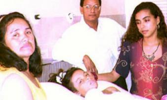 Nhờ cú đẩy của mẹ, bé gái thoát khỏi máy bay nổ khiến 51 người thiệt mạng Nhờ cú đẩy của mẹ, bé gái thoát khỏi máy bay nổ khiến 51 người thiệt mạng