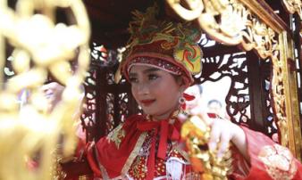 Sợ cướp hội đền Gióng: Trai tráng bảo vệ 'Tướng bà' 11 tuổi Sợ cướp hội đền Gióng: Trai tráng bảo vệ 'Tướng bà' 11 tuổi