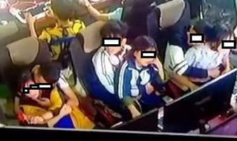 3 đôi học sinh ngồi bế nhau, ôm hôn trong quán net được cư dân mạng lan truyền 3 đôi học sinh ngồi bế nhau, ôm hôn trong quán net được cư dân mạng lan truyền
