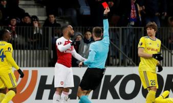 Lacazette ăn thẻ đỏ, Arsenal thua đau ở vòng 1/16 Europa League Lacazette ăn thẻ đỏ, Arsenal thua đau ở vòng 1/16 Europa League