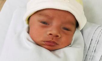 Bé trai bị bỏ rơi ở bệnh viện sau một ngày chào đời Bé trai bị bỏ rơi ở bệnh viện sau một ngày chào đời